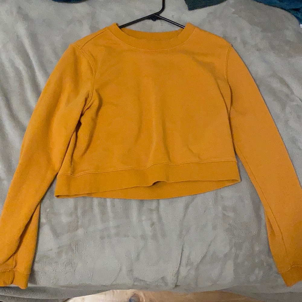 Adorable mustard crop top. Perfect for fall!